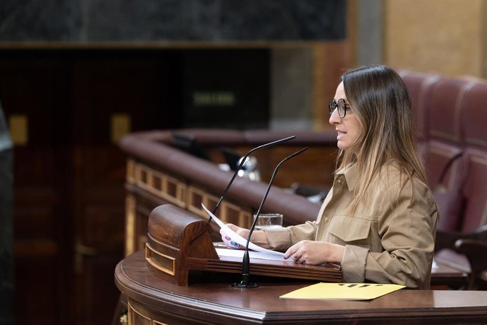 Archivo - La diputada de ERC Etna Estrems interviene durante una sesión plenaria, en el Congreso de los Diputados, a 10 de diciembre de 2024, en Madrid (España). 