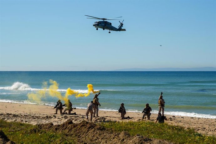 Imagen del desarrollo del ejercicio militar organizado por la Armada Española y la OTAN en la Playa del Retínen el marco del ejercicio Dynamic Mariner-Flotex 25.