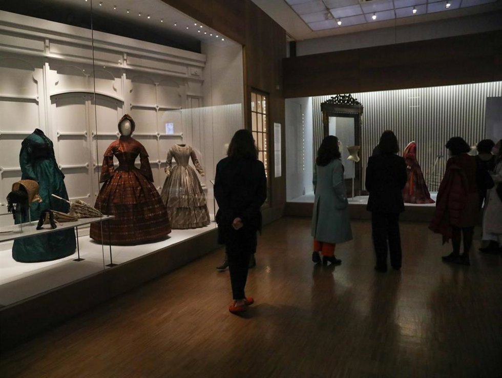 Archivo - Varias personas en el Museo del Traje