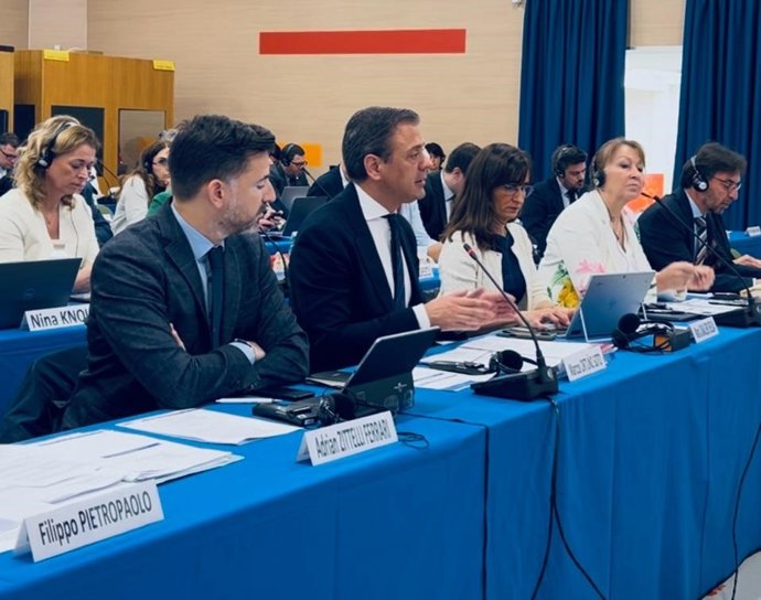 El consejero de Presidencia, Portavocía, Acción Exterior y Emergencias, Marcos Ortuño, interviene en la sesión de la CRPM, acompañado por la secretaria general de la Consejería, María Caballero, y el director general de Unión Europea, Adrián Zittelli