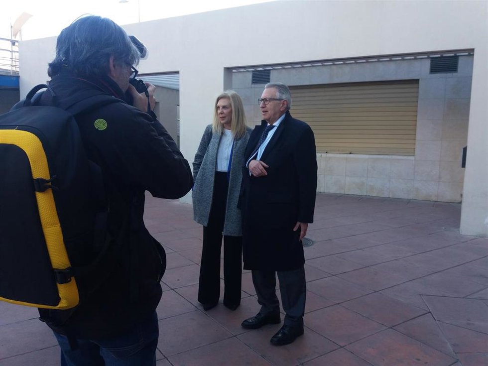 Archivo - María José López, a las puertas del edificio judicial de Caleta. Archivo.