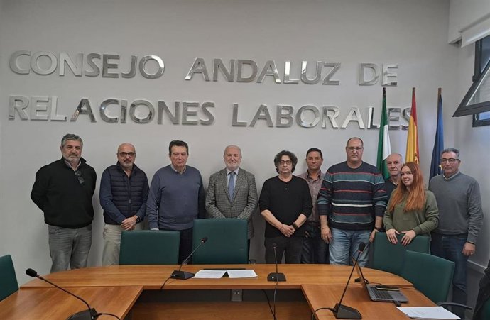Foto de familia tras la firma del convenio colectivo para el sector del transporte de mercancías por carretera en la provincia de Sevilla.