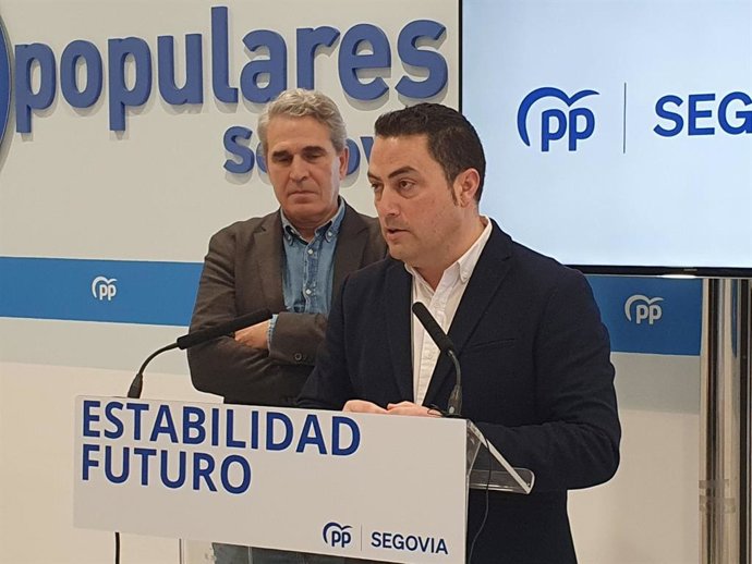 El alcalde de El Espinar, Javier Figueredo, explica la situación en San Rafael en presencia del senador popular Juan José Sanz Vitorio.