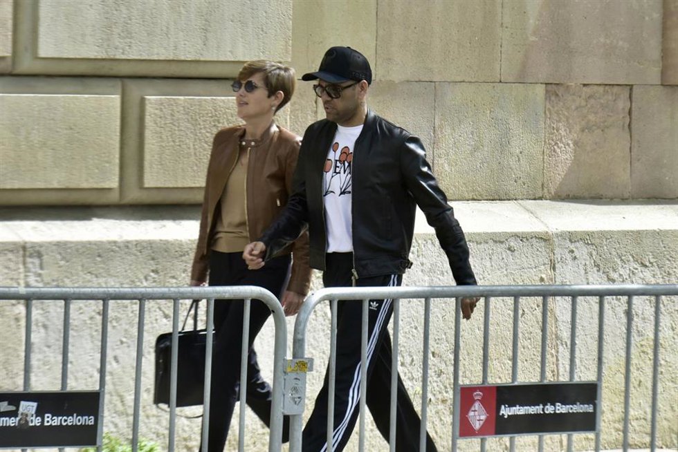 Archivo - Dani Alves llegando a la Audiencia de Barcelona junto a su abogada, Inés Guardiola.