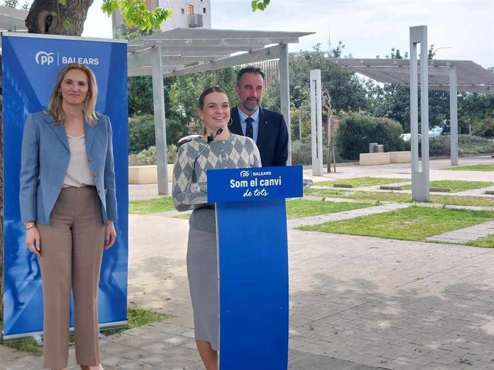 La presidenta del PP Baleares y del Govern, Marga Prohens, junto a la la vicesecretaria de Desarrollo Sostenible y senadora, Paloma Martín, y el conseller de Vivienda, Territorio y Movilidad, José Luis Mateo, en rueda de prensa