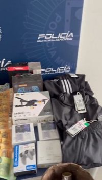 Tres detenidos con objetos robados valorados en 1.500 euros en un centro comercial de Carabanchel
