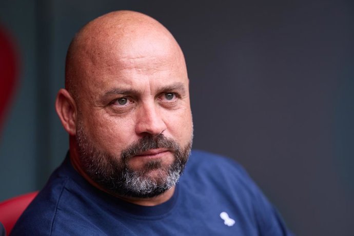 Archivo - Manolo Gonzalez head coach of RCD Espanyol looks on during the LaLiga EA Sports match between Athletic Club and RCD Espanyol at San Mames on October 19, 2024, in Bilbao, Spain.
