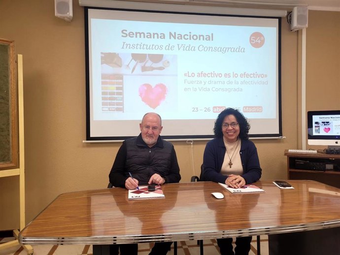 El director del Instituto Teológico de Vida Religiosa (ITVR), Antonio Bellella, y la secretaria del ITVR, Laura Zamora, en la presentación de la 54 Semana Nacional para Institutos de Vida Consagrada.