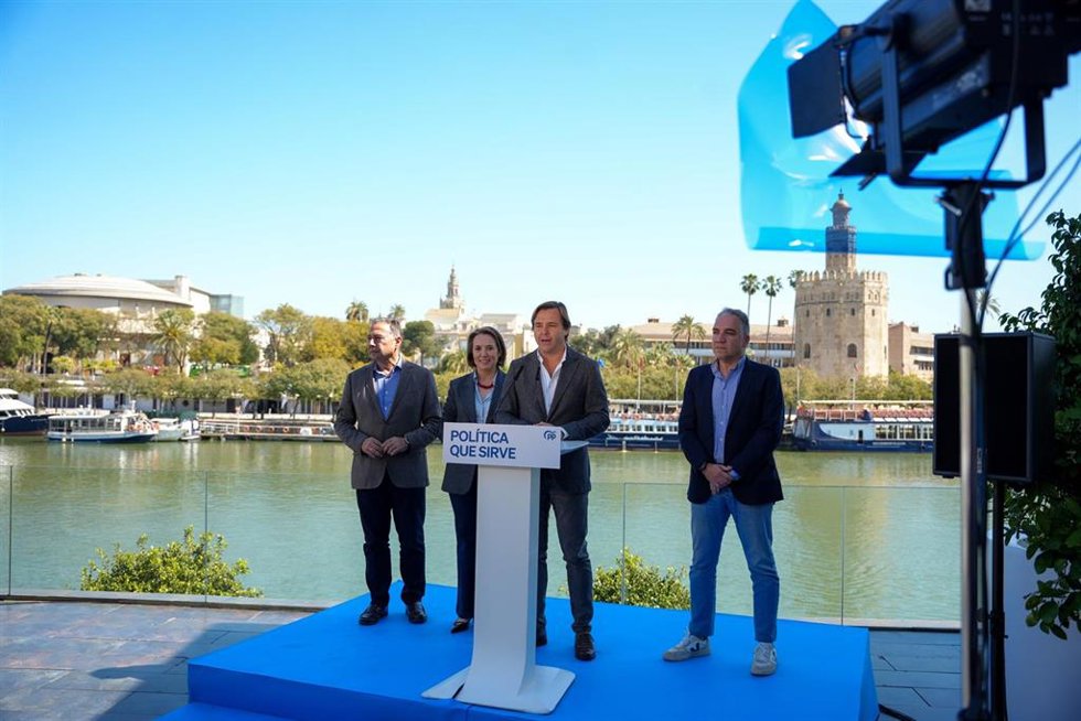 El delegado de Gobierno en Sevilla, Ricardo Sánchez; la secretaria general del PP, Cuca Gamarra; el secretario general del PP-A, Antonio Repullo, y el vicesecretario general de Coordinación Autonómica y Territorial y Análisis electoral del PP, Elías Ben