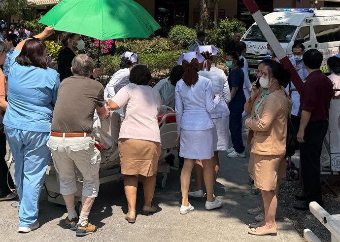 Imagen de archivo de varias personas traslando a un herido en Bangkok tras el terremoto en Birmania, que ha sacudido también Tailandia y China.