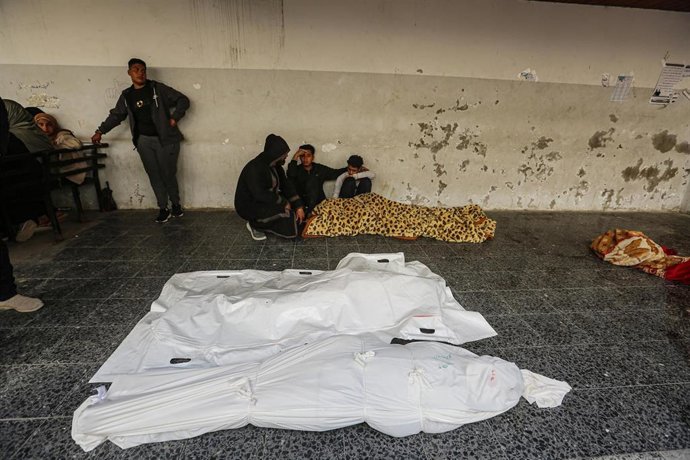 Palestinos en el Hospital Baptista Al Ahli de la ciudad de Gaza junto a varios muertos por los ataques del Ejército de Israel contra la Franja (archivo)