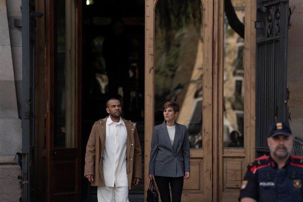 Archivo - El exfutbolista Dani Alves y su abogada, Inés Guardiola, a su salida de la Audiencia de Barcelona, a 28 de marzo de 2024, en Barcelona, Catalunya (España).