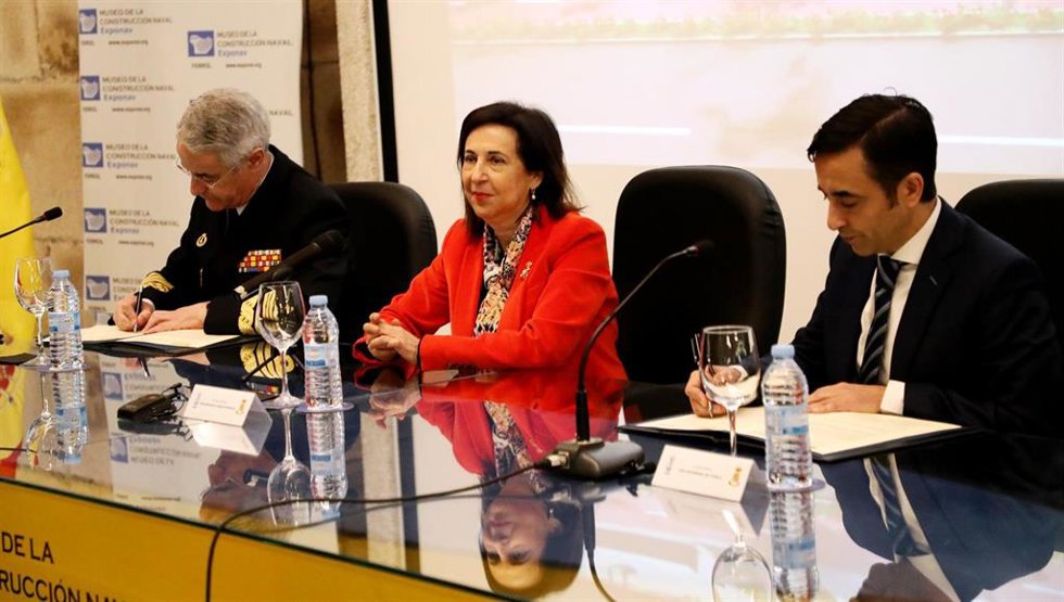 La ministra de Defensa, Margarita Robles, acompañada por el almirante jefe de Estado Mayor de la Armada, Antonio Piñeiro Sánchez, y el alcalde ferrolano, José Manuel Rey Varela, visita el Arsenal de Ferrol, a 28 de marzo de 2025, en Ferrol, A Coruña, Ga