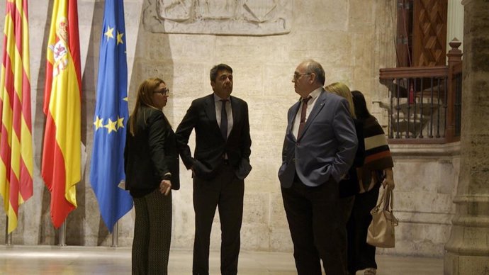 El 'president' de la Generalitat, Carlos Mazón, se reúne con el presidente de SOS Desaparecidos, Joaquín Amills