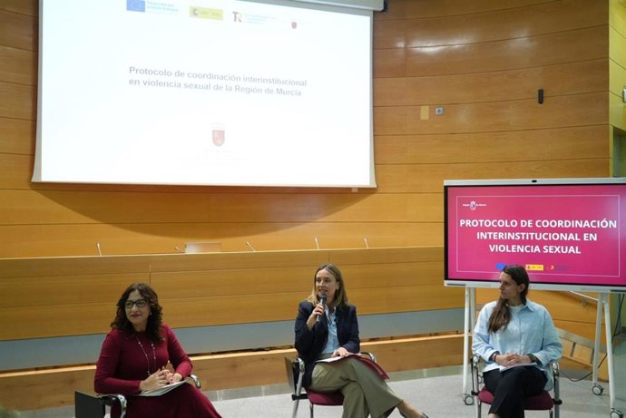 La consejera de Política Social, Familias e Igualdad, Conchita Ruiz, durante la presentación del Protocolo de Coordinación Interinstitucional en Violencia de Género