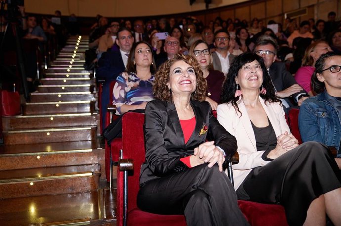 La vicepresidenta primera del Gobierno, María Jesús Montero, en el centro en primer planto, con la ministra de Igualdad, Ana Redondo, a su izquierda, ha presidido el acto de 'España en libertad. 50 años' en la Universidad de Granada