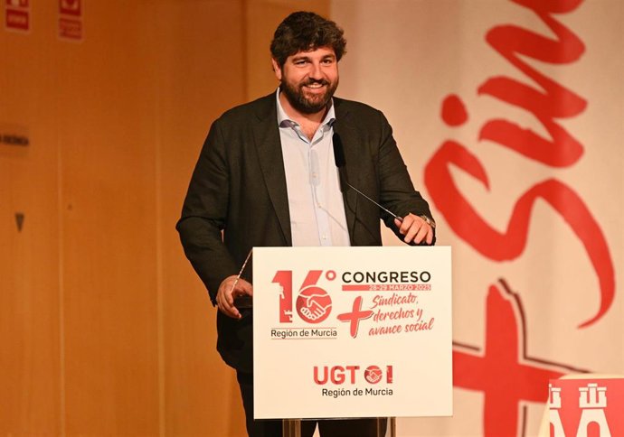 El presidente del Gobierno regional, Fernando López Miras, inaugura el XVI Congreso de la Unión General de Trabajadores de la Región de Murcia, celebrado en el Centro Social de la Universidad de Murcia