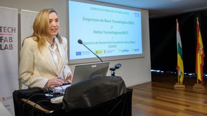 La consejera de Economía, Innovación, Empresa y Trabajo Autónomo, Belinda León, presenta una jornada informativa sobre la línea de ayudas a empresas de base tecnológica (EBT)