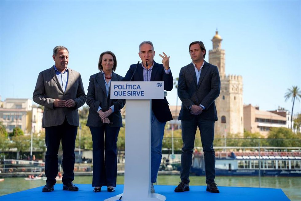 (I-D) El delegado de Gobierno en Sevilla, Ricardo Sánchez; la secretaria general del PP, Cuca Gamarra; el vicesecretario general de Coordinación Autonómica y Territorial y Análisis electoral del PP, Elías Bendodo, y el secretario general del PP-A, Anton