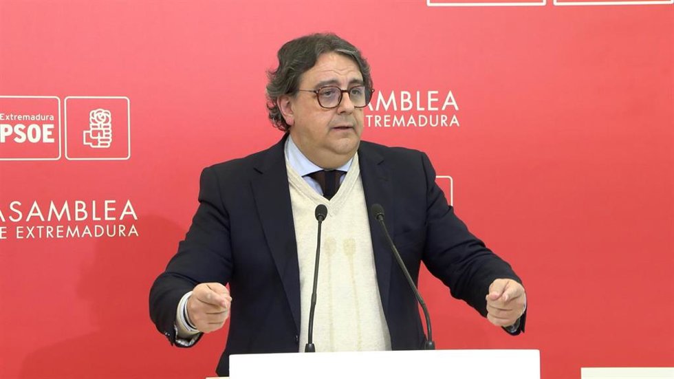 El presidente del Grupo Socialista en la Asamblea, José María Vergeles, en rueda de prensa