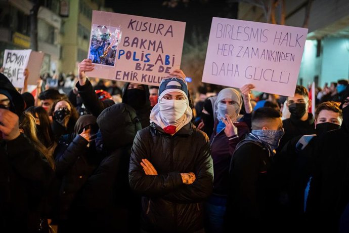 Manifestantes contra la detención de Ekrem Imamoglu 