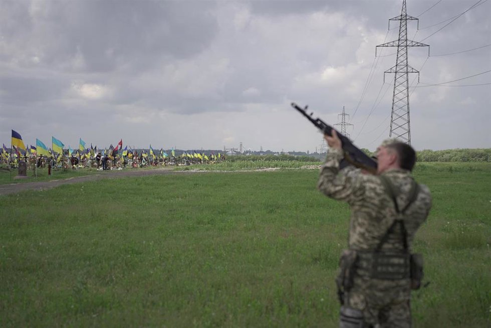 Archivo - Militares ucranianos disparando al aire en homenaje a compañeros caídos en combate en Rusia.