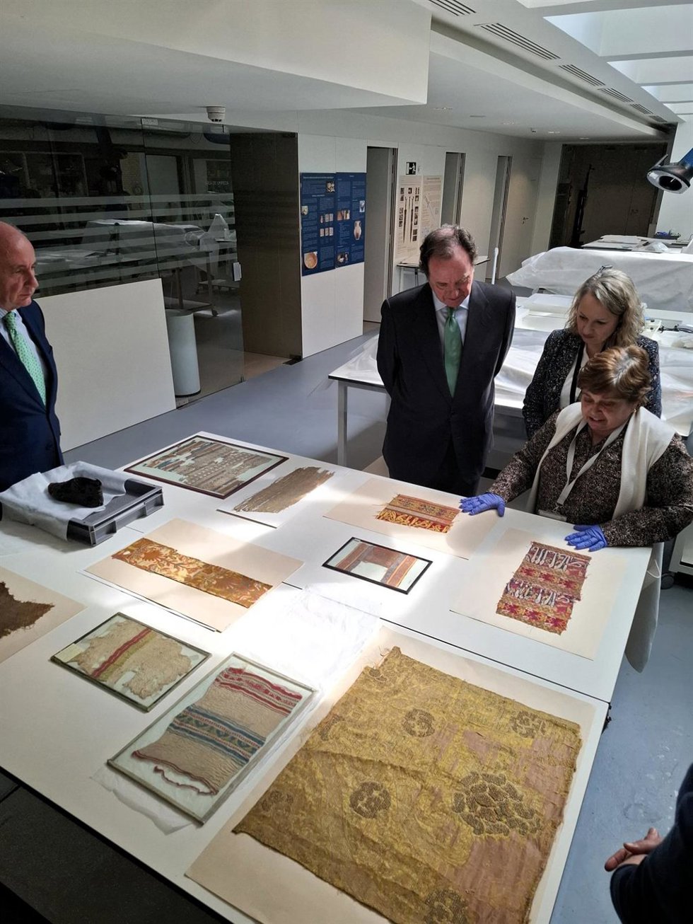 Fundación Iberdrola restaura el zapato de Doña Inés Téllez,esposa del ifante don Felipe, y textiles del S. XIII y XV