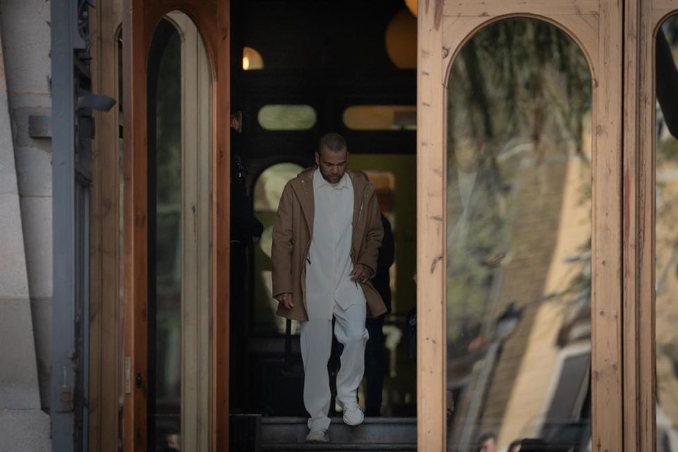 Archivo - El exfutbolista Dani Alves a su salida de la Audiencia de Barcelona, a 28 de marzo de 2024, en Barcelona, Catalunya (España). 