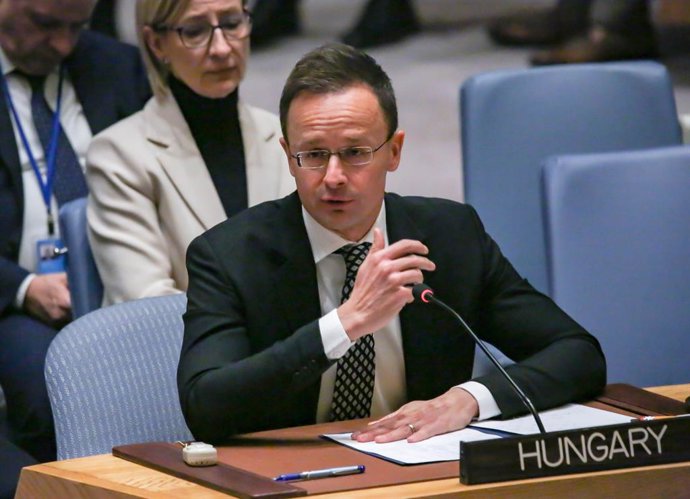 Archivo - 18 de fevereiro de 2025, Nova York, Nova York, EUA: O Ministro das Relações Exteriores da Hungria, PETER SZIJJARTO, aguarda e faz um gesto com a mão na reunião do Conselho de Segurança com foco nas relações multilaterais dentro das mudanças e go