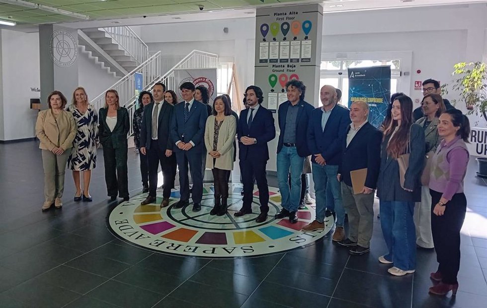 Autoridadess en la inauguración del CADE de la UHU.