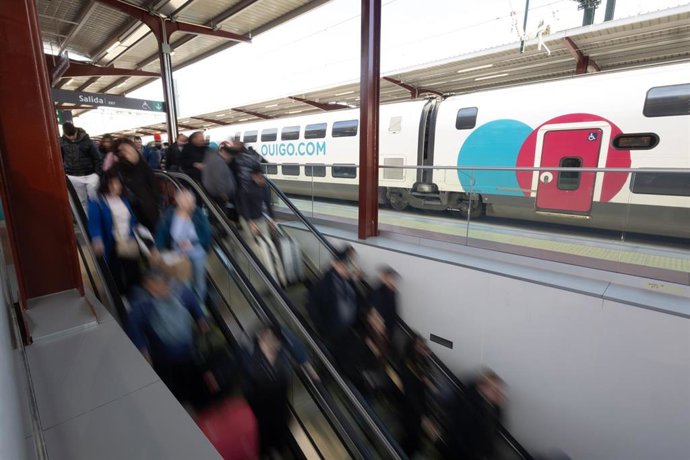 Archivo - Viajeros en la estación de Chamartín-Clara Campoamor, a 2 de enero de 2025, en Madrid