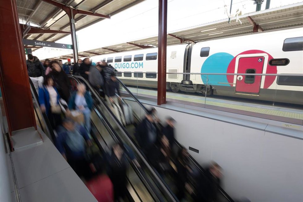Archivo - Viajeros en la estación de Chamartín-Clara Campoamor, a 2 de enero de 2025, en Madrid