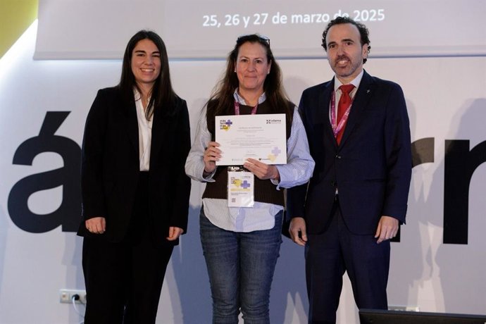La farmacéutica Eva María Armendáriz recoge el premio al mejor al mejor póster científico en INFARMA junto al presidente y la vocal del Colegio Oficial de Farmacéuticos de Barcelona, Jordi Casas y Clàudia Tresserra