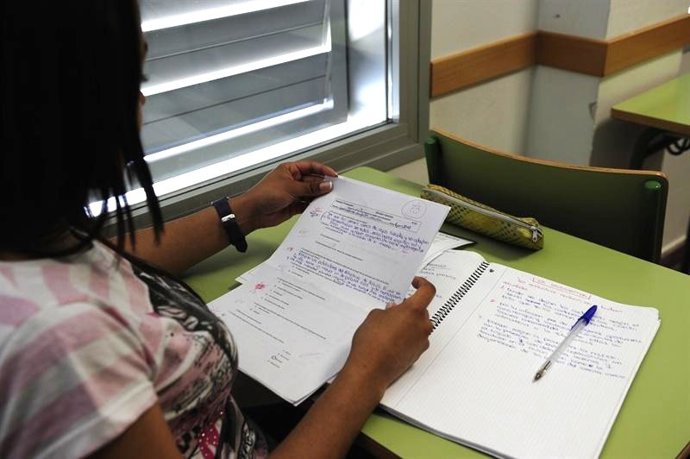 Archivo - Una estudiante repasa sus apuntes antes de un examen