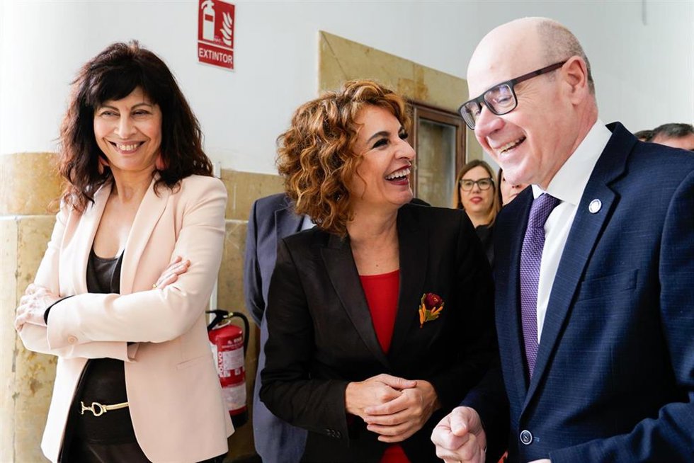 La vicepresidenta primera del Gobierno, María Jesús Montero, y la ministra de Igualdad, Ana Redondo, asisten al acto de homenaje a las conquistas de igualdad en la Universidad de Granada, con cuyo rector, Pedro Mercado, aparecen en la imagen