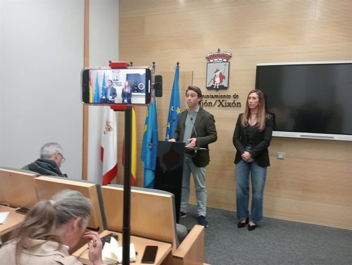 Rueda de prensa en el Consistorio gijonés de la vicealcaldesa de Gijón y concejala de Economía, Empleo, Turismo e Innovación, Ángela Pumariega, presidente del PP de Gijón y diputado regional, Andrés Ruiz.