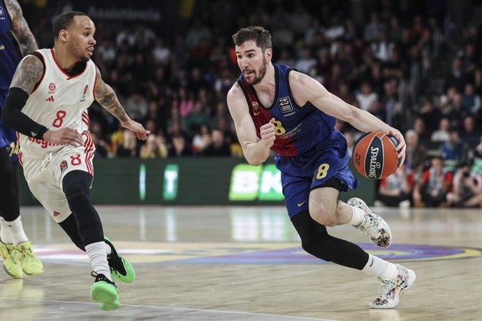 Dario Brizuela ante Shabazz Napier durante el Barça-Bayern de la Euroliga 24-25