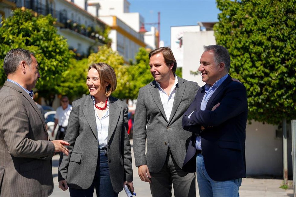 (I-D) El delegado de Gobierno en Sevilla, Ricardo Sánchez; la secretaria general del PP, Cuca Gamarra; el secretario general del PP-A, Antonio Repullo, y el vicesecretario general de Coordinación Autonómica y Territorial y Análisis electoral del PP, Elí