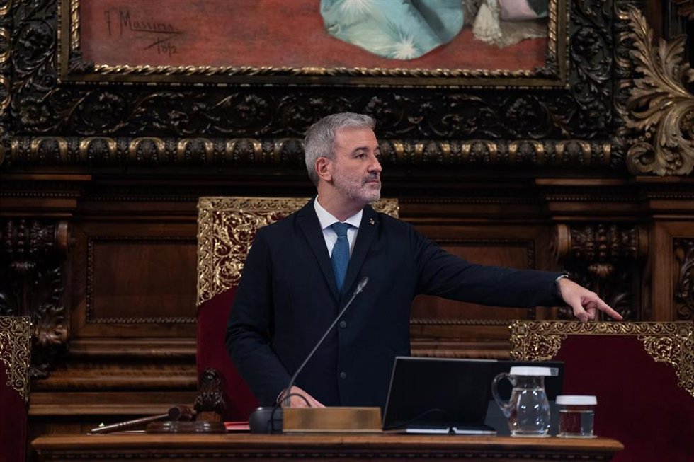 El alcalde de Barcelona, Jaume Collboni, durante un pleno en el Ayuntamiento de Barcelona, a 28 de marzo de 2025, en Barcelona, Catalunya (España). El Ayuntamiento de Barcelona aborda hoy el tercer pleno de 2025 con la mirada puesta sobre la gestión y l