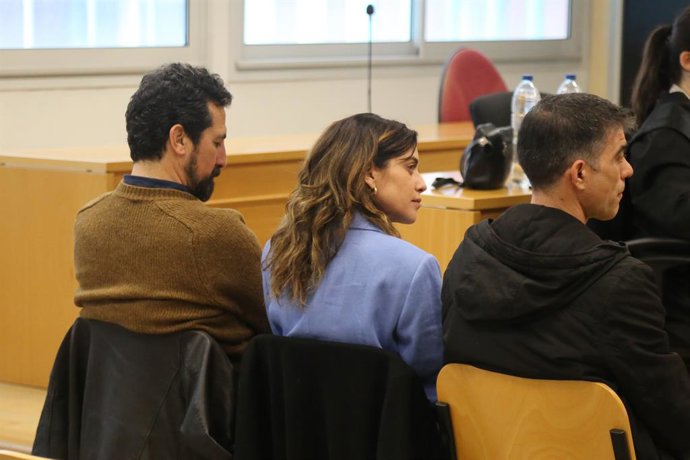 María León senta-se na 12ª Vara Criminal de Sevilha para testemunhar perante o juiz, acusada de agredir uma policial local, em 14 de março de 2025, em Sevilha (Andaluzia, Espanha). Os fatos, de acordo com o relato inicial da polícia local, são os seguinte
