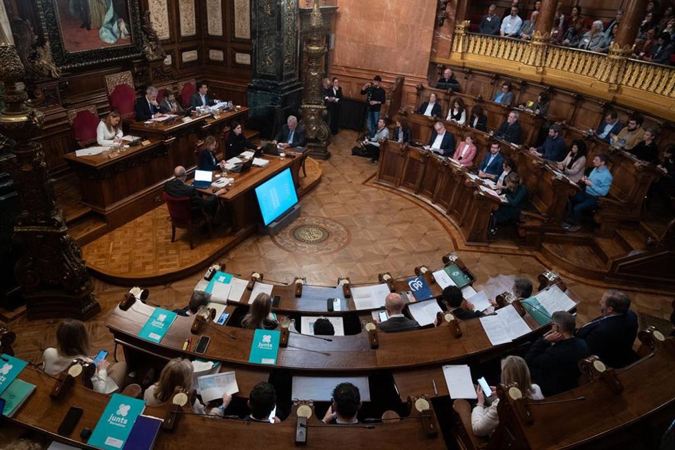 Pleno en el Ayuntamiento de Barcelona, a 28 de marzo de 2025, en Barcelona, Catalunya (España). El Ayuntamiento de Barcelona aborda hoy el tercer pleno de 2025 con la mirada puesta sobre la gestión y las incidencias ocasionadas por Rodalies de Catalunya