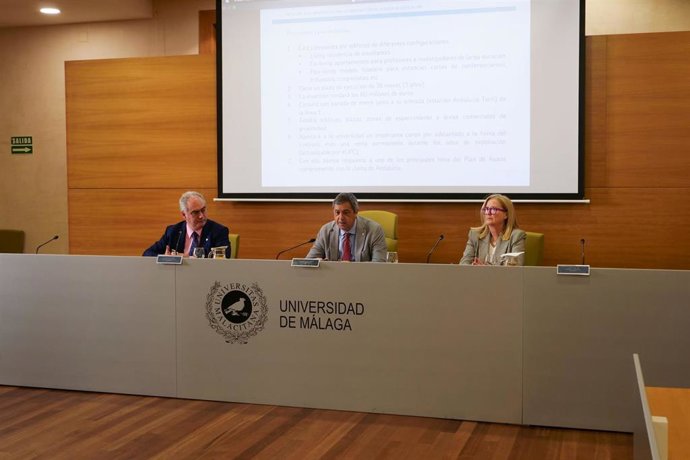 El rector de la UMA, Teodomiro López; el vicerrector de Infraestructuras y Sostenibilidad, Salvador Merino, y la vicerrectora de Estudiantes y Empleabilidad, Susana Cabrera.