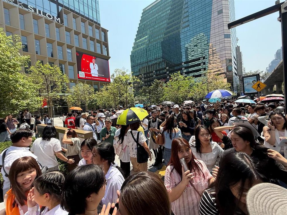 La gente se aglomera en las calles de Bangkok después de dejar sus casas por el terremoto registrado este viernes.