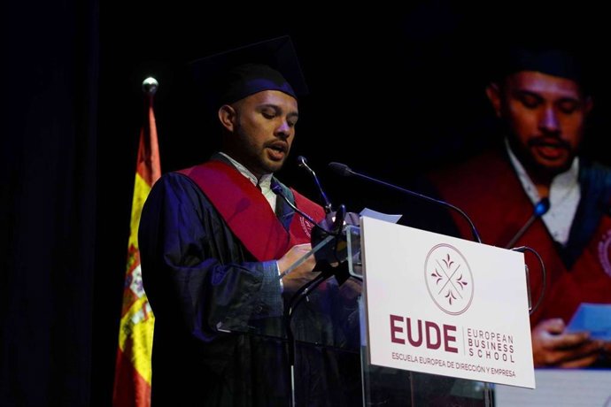 EUDE Business School destaca en formación online y presencial para líderes empresariales.
