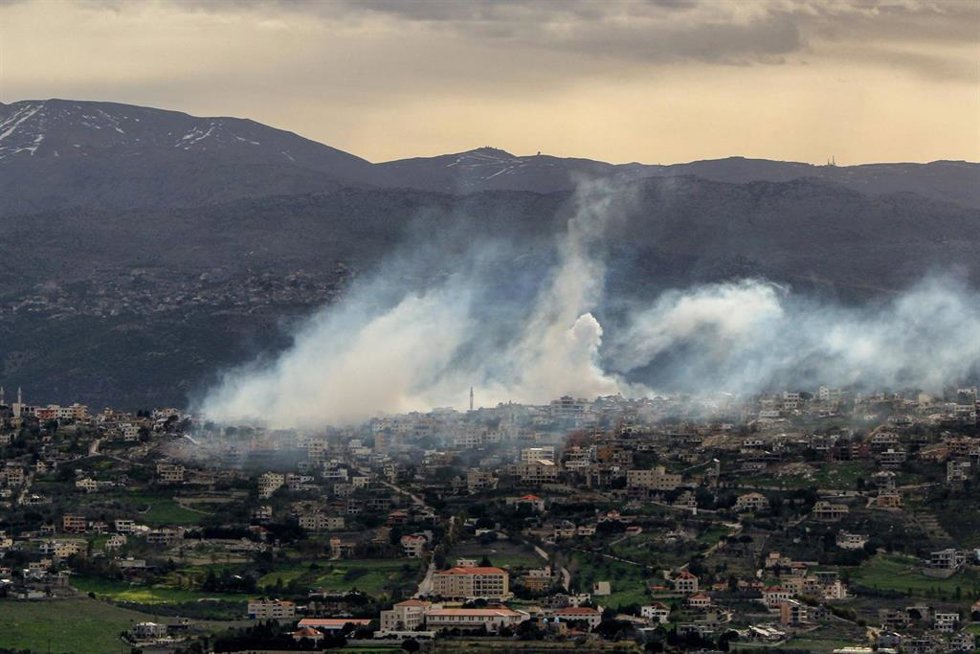 Columna de humo tras un ataque militar israelí en el sur de Líbano