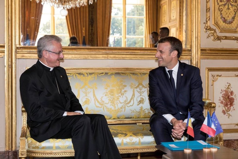 Archivo - Joan Enric Vives y Emmanuel Macron durante el encuentro que mantuvieron los dos copríncipes en el Eliseo en octubre del 2017