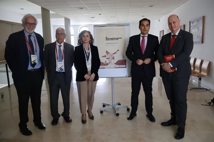 Foto de familia de la clausura del Congreso de Constitucionalistas de España celebrado en Sevilla capital.
