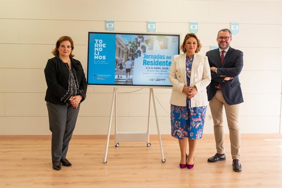 La alcaldesa de Torremolinos, Margarita del Cid, junto con el concejal de Cultura y Eventos, José Manuel Ruiz, presenta las Jornadas del Residente