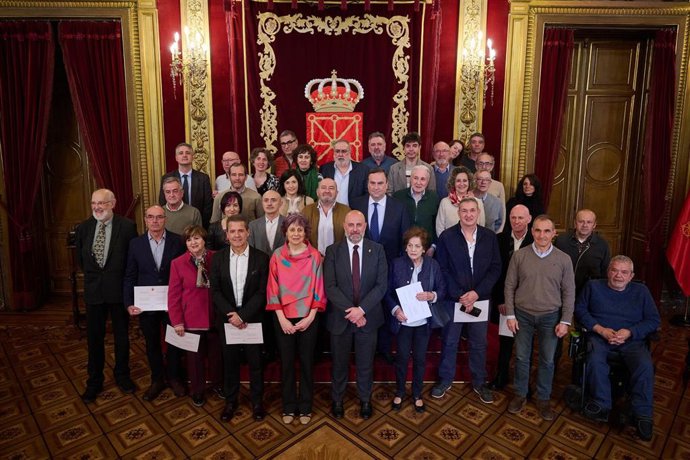 Foto de familia del consejero Arasti y la consejera Esnaola con las personas donantes que han recogido sus diplomas.