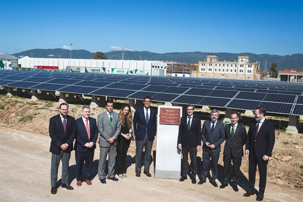 Dámaso Quintana y Jorge Paradela, situados a ambos lados del monolito que conmemora la inauguración, con la asistencia de autoridades y responsables de Cunext, de la nueva planta solar de dicho grupo en Córdoba.